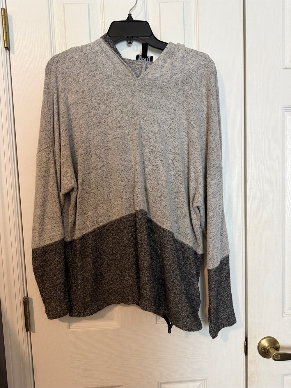 Jones New York Two-Tone Gray V-Neck Sweater